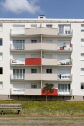 balcon de couleur, garde-corps couleur brique