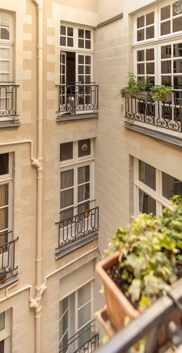 Cour intérieur, tuffeau,  descente EP, tuyau eau pluviale 